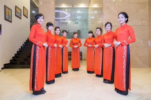 Một mẫu áo dài lễ tân nhà hàng với màu đỏ nổi bật