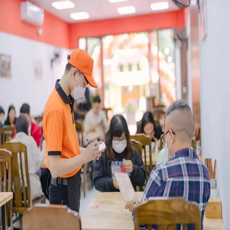 Đồng phục Phở Lý Quốc Sư thể hiện phong cách lịch sự chuyên nghiệp
