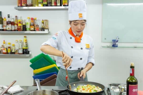 Áo đầu bếp nữ in logo nhà hàng giúp tăng nhận diện thương hiệu