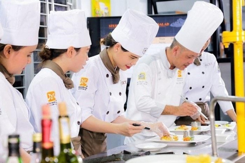 Đồng phục bếp còn có những chiếc mũ trùm cho đầu bếp
