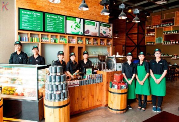 Đồng phục Phúc Long với màu xanh và đen rất nổi bật