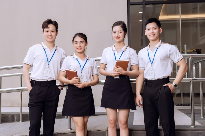 Đồng phục quán cafe Hàn Quốc dành cho nhân viên thu ngân gọn gàng, chuyên nghiệp