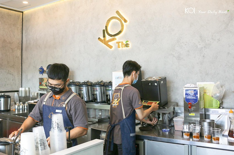Đồng phục trà sữa Koi có phong cách trẻ trung phù hợp với đối tượng khách hàng trẻ tuổi