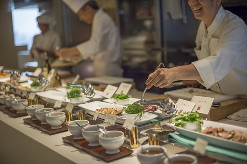 Chi tiết quy trình phục vụ buffet nhà hàng chuyên nghiệp 4 bước cụ thể