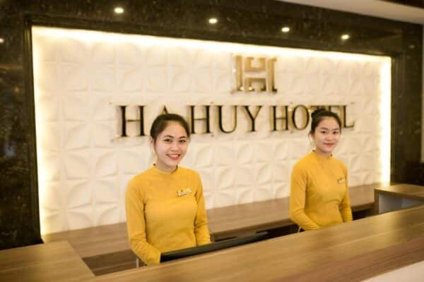 Áo dài lễ tân khách sạn thường làm từ chất liệu mềm mại như voan, lụa, gấm, xô, phi lụa hoặc ren.