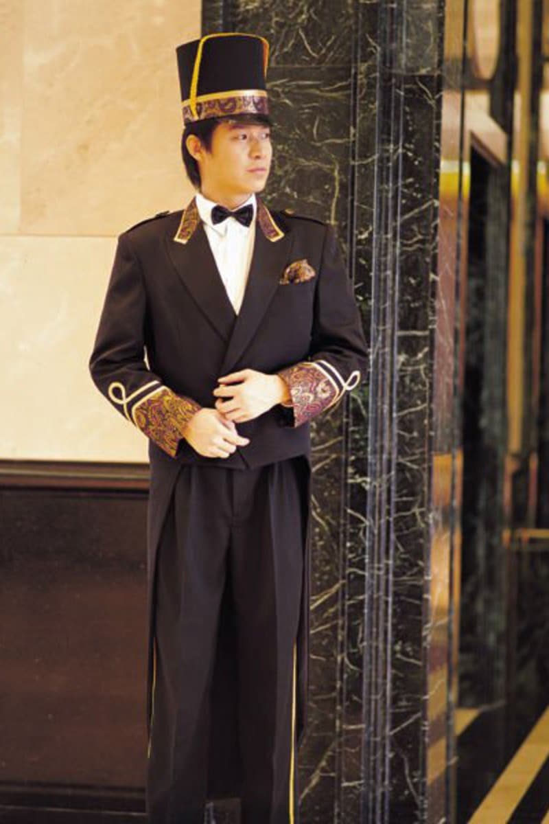 Đồng phục bellman dáng áo dài đen mang phong cách châu u