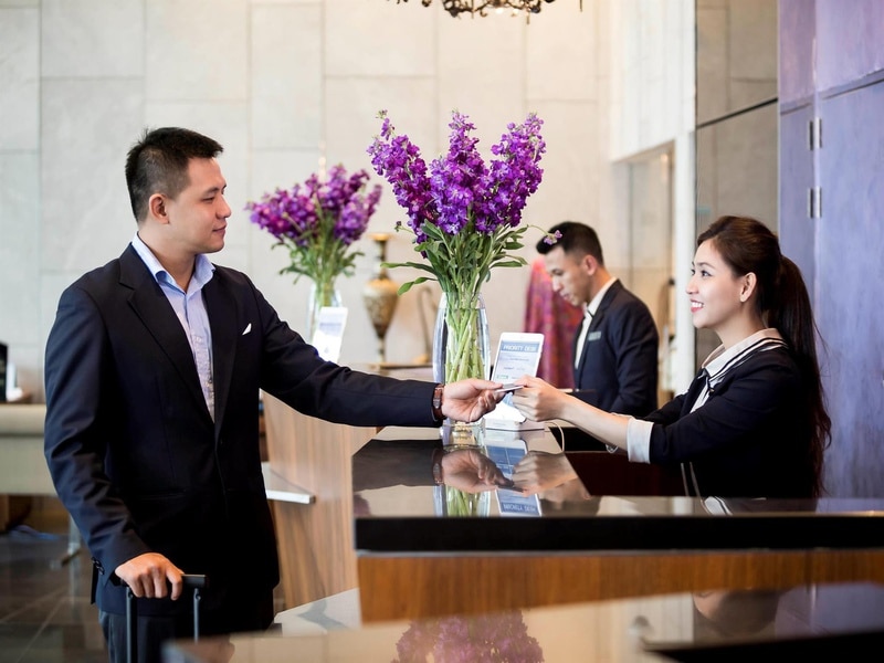 Đồng phục khách sạn Pullman sử dụng các tông màu trung tính