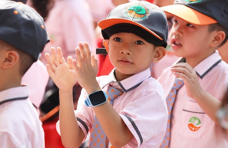 Mũ đồng phục mầm non lưỡi trai phù hợp với cả bé trai và bé gái