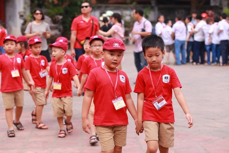 Mũ đồng phục mầm non thường có màu sắc tươi sáng, bắt mắt như xanh, đỏ, vàng..