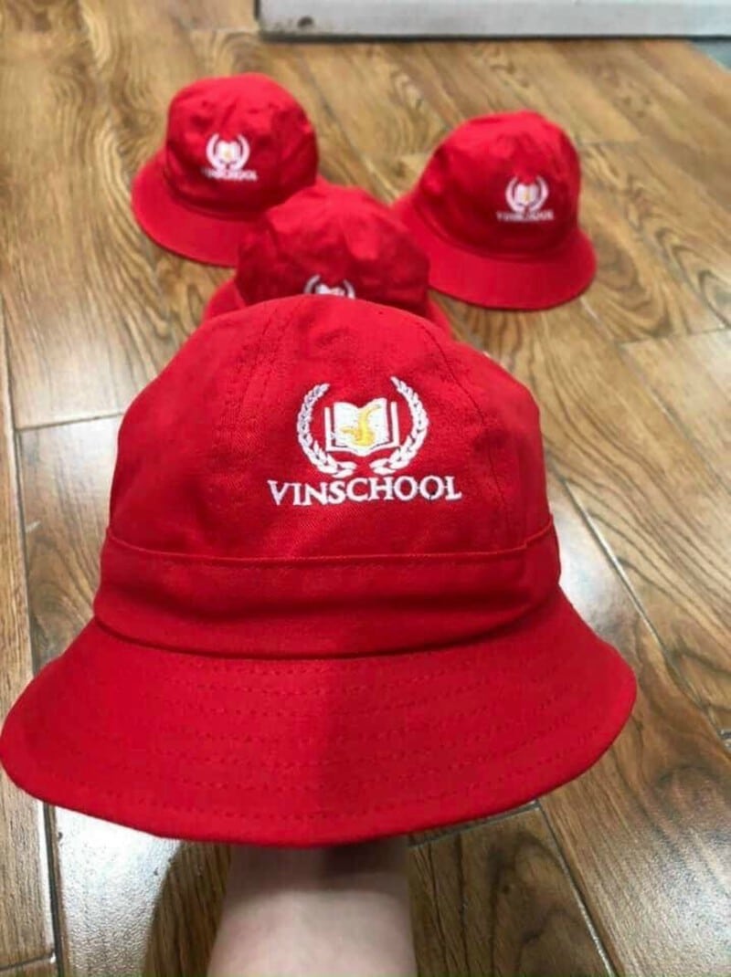 Mũ đồng phục mầm non trùm đầu giúp che chắn toàn bộ đầu và cổ của trẻ