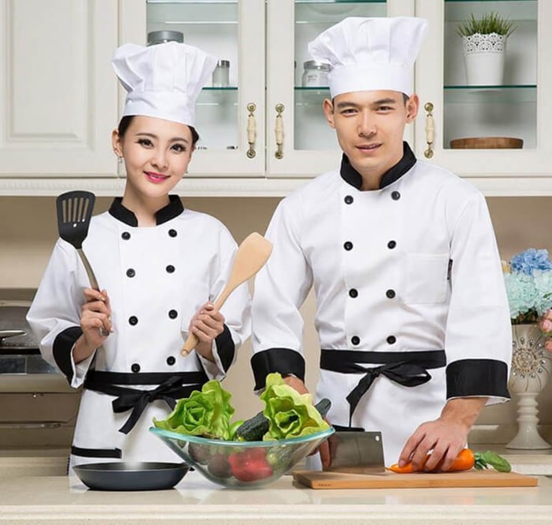 Đồng phục nhân viên bếp trong khách sạn cần đảm bảo sạch sẽ, hợp vệ sinh