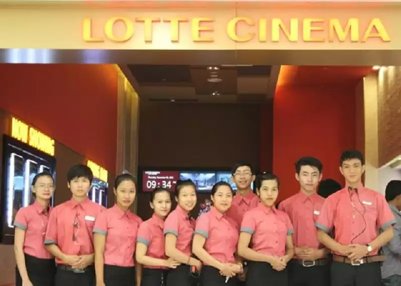Áo len đồng phục Lotte Cinema được thiết kế để mang lại sự ấm áp