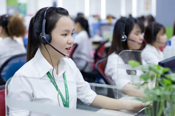 Áo sơ mi là đồng phục chính cho nhân viên FE Credit khối văn phòng