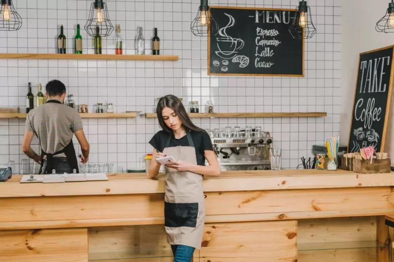 Có nhiều cách để phối tạp dề quán cafe in logo có tông vàng chủ đạo