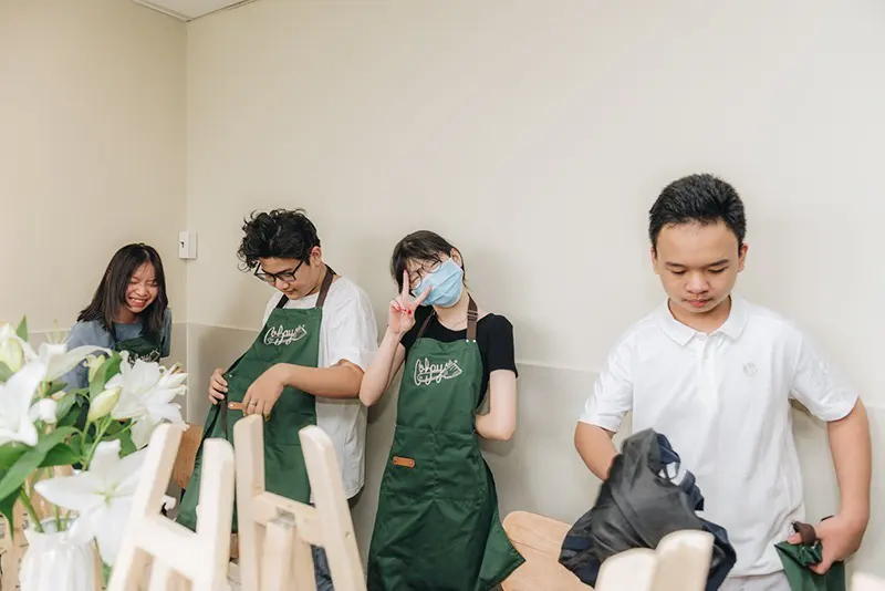 In logo và tên lớp – chi tiết nhỏ, giá trị lớn khi may tạp dề lớp học mỹ thuật